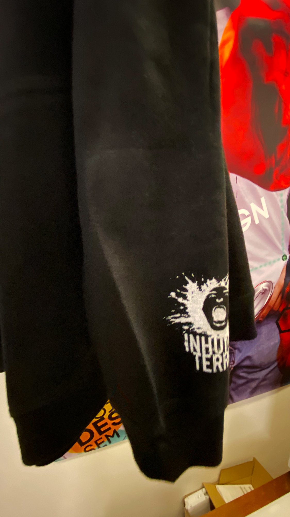 Mikina so svojou potlačou inhuman terror