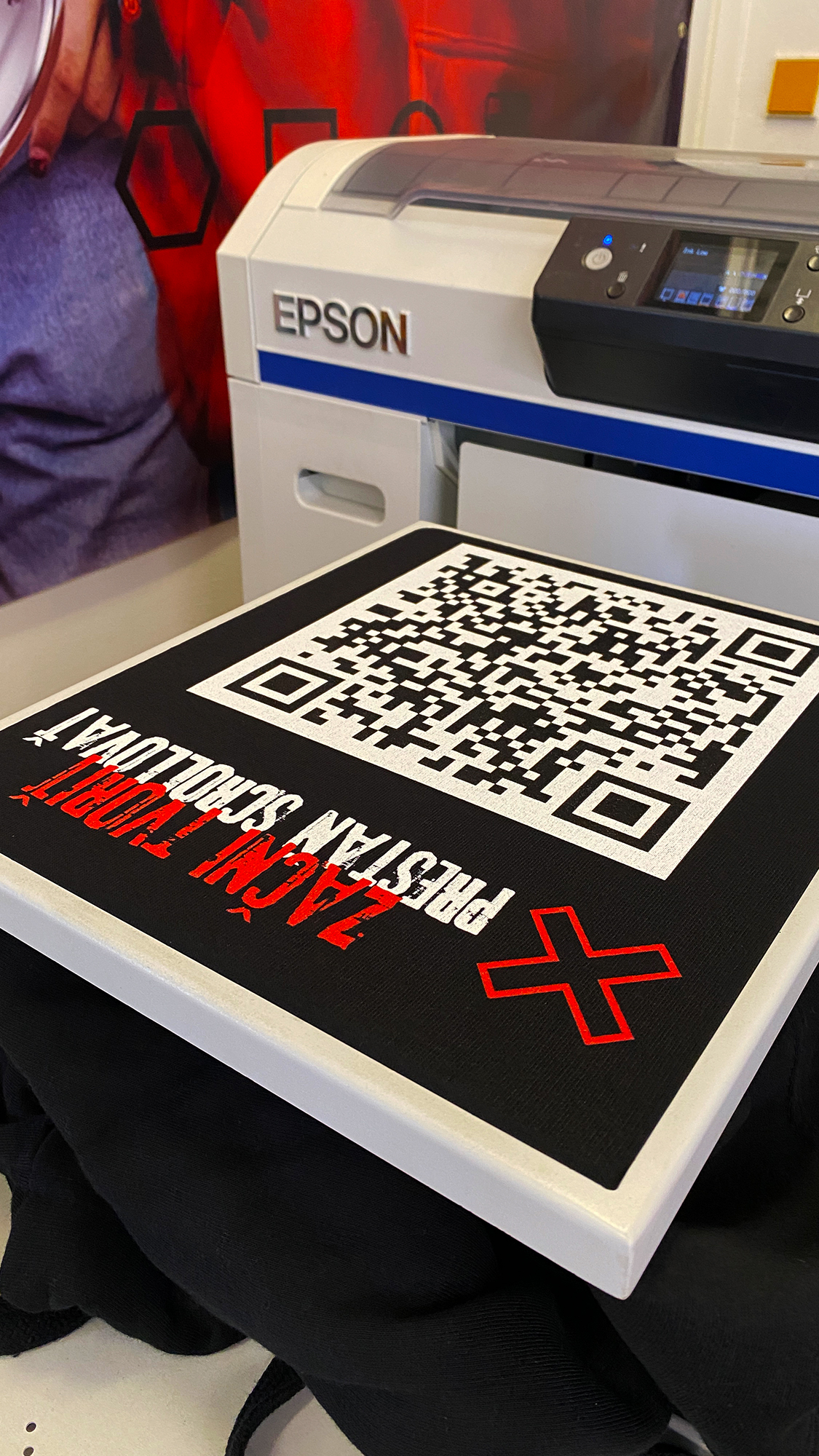 Mikina s qr k&oacute;dom